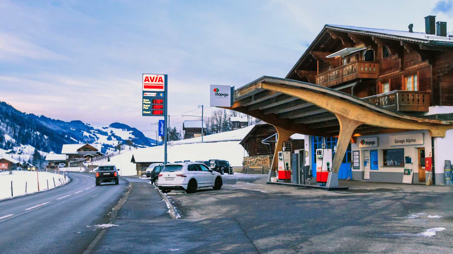 Eine Tankstelle bei Sonnenaufgang in Rougemont