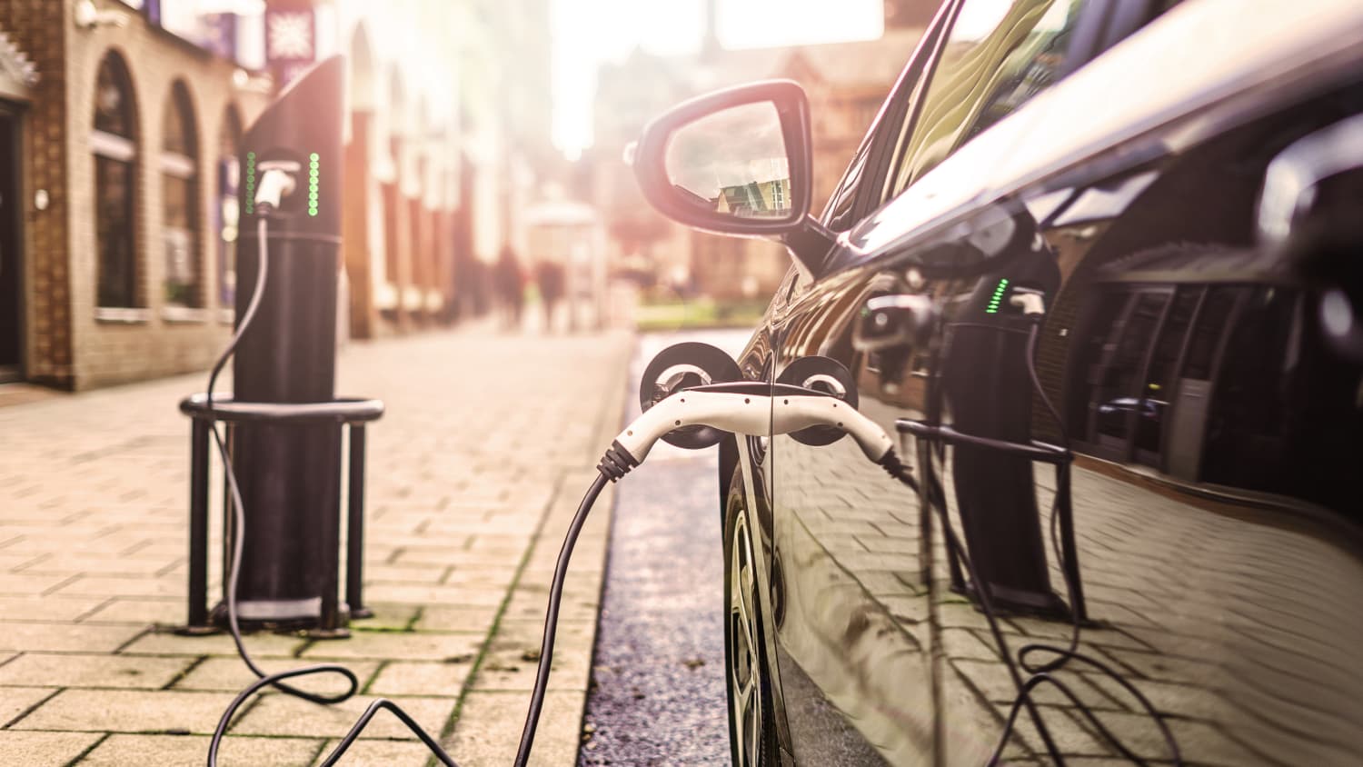 E-Auto an einer Zapfsaeule ist eine klimafreundliche Alternative