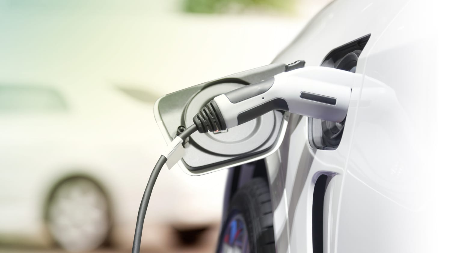 Elektroauto wird geladen, Stecker von Nahem