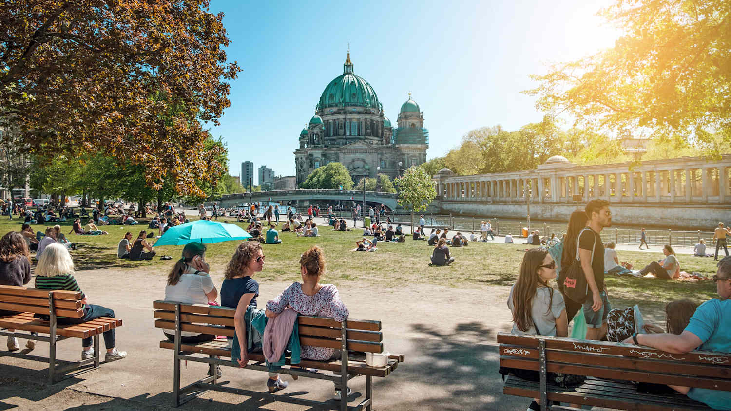 Menschen genießen die Sommersonne auf der Museumsinsel in Berlin