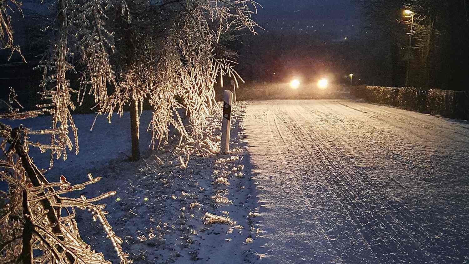 Ein Auto fährt durch eine Winterlandschaft