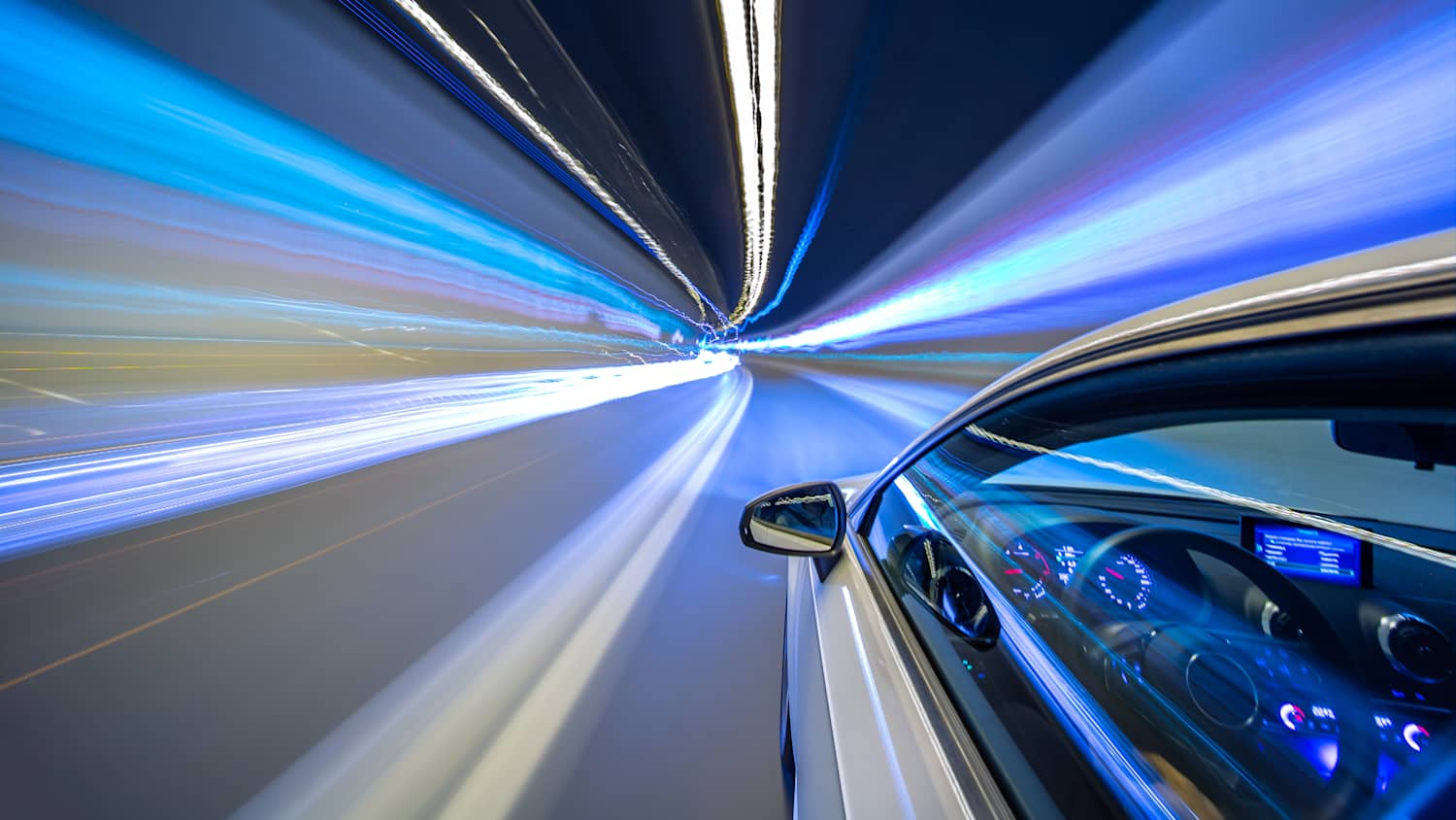 Abstrakte blaue Farbe Tunnelauto fahren Bewegungsunschärfe