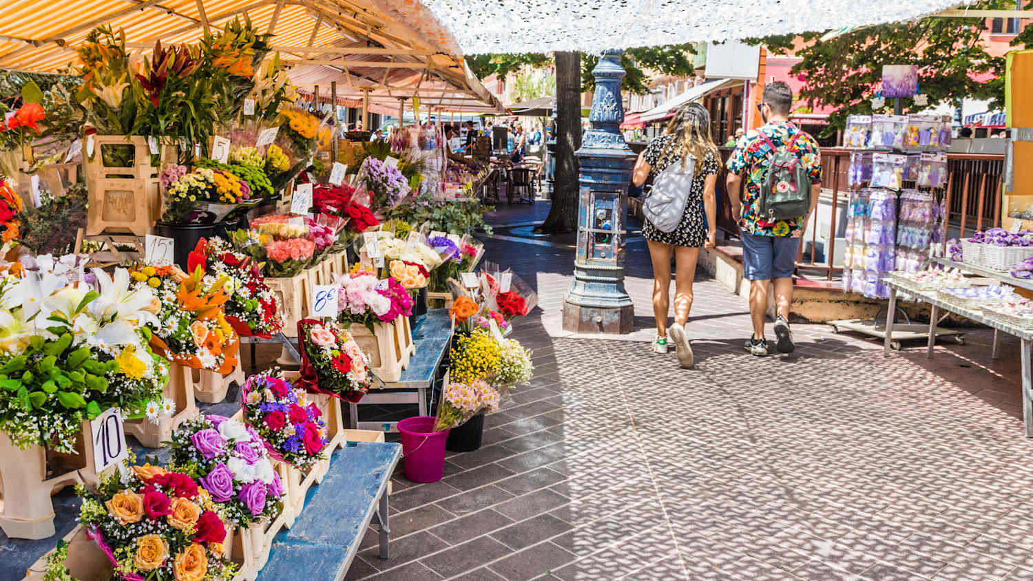 Menschen schlendern über den großen Blumenmarkt in Nizza