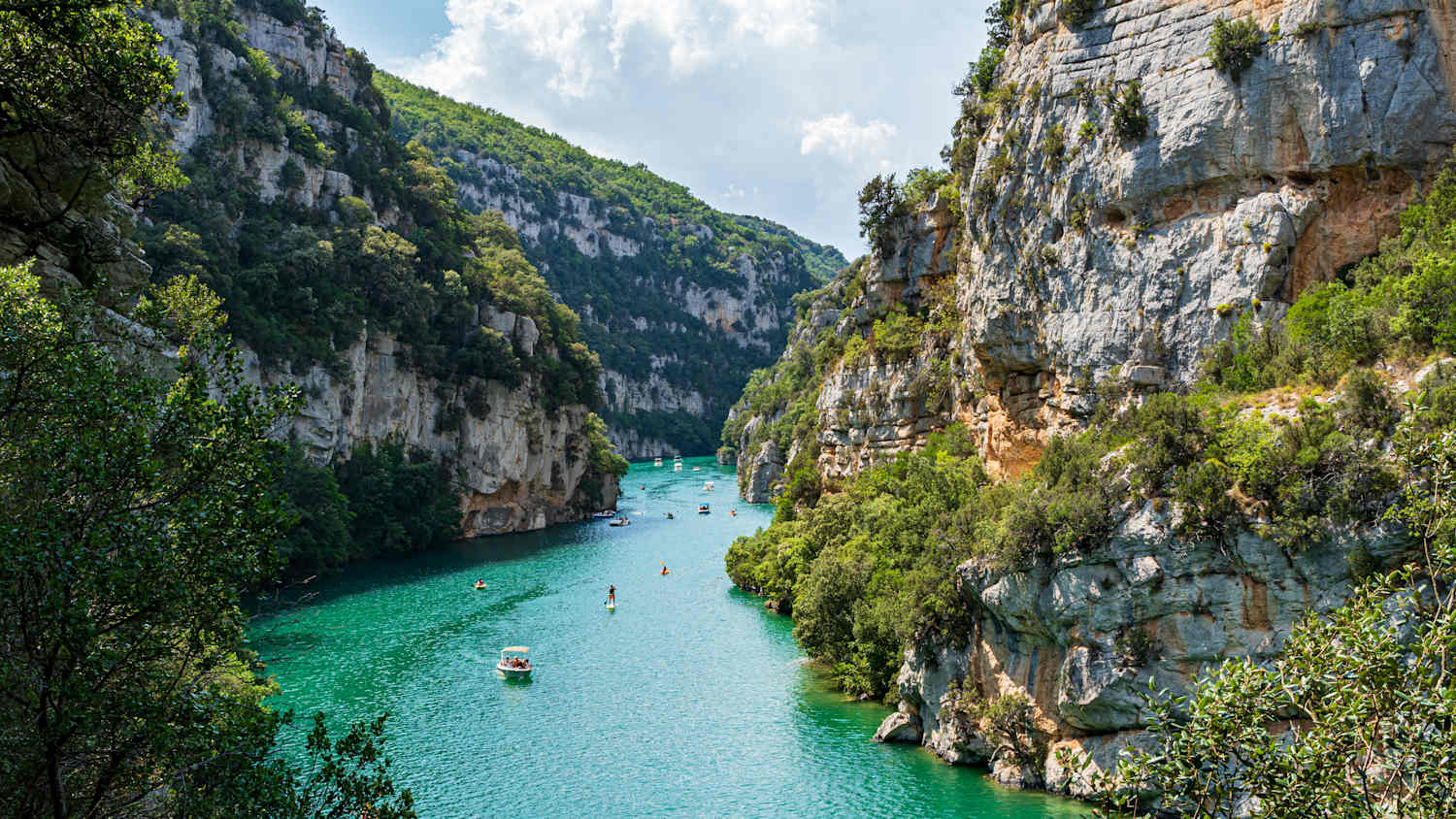 Die türkisblaue Verdonschlucht bei Nizza mit vielen Booten
