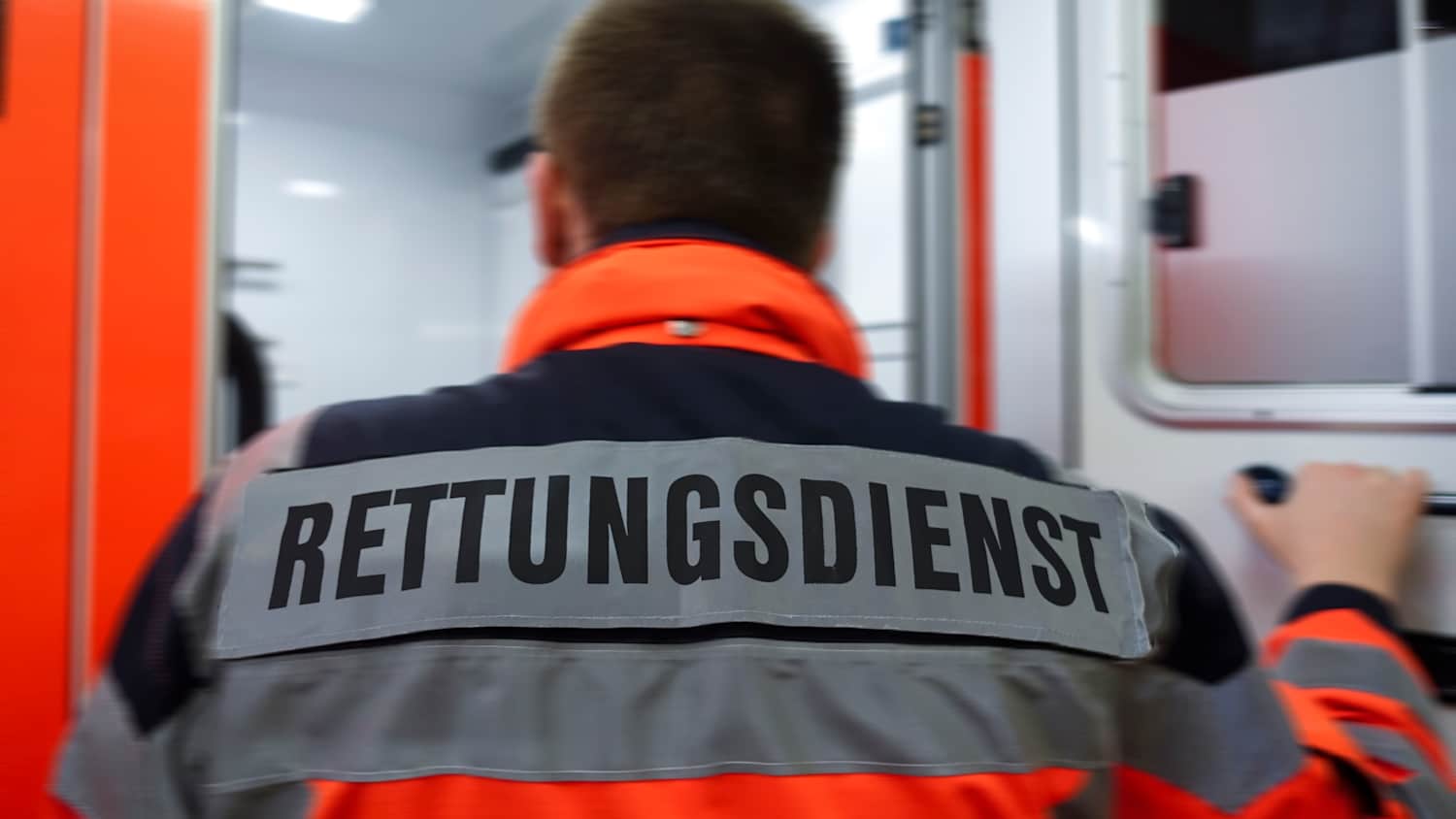 Der Rettungsdienst öffnet die Tür des Rettungswagens
