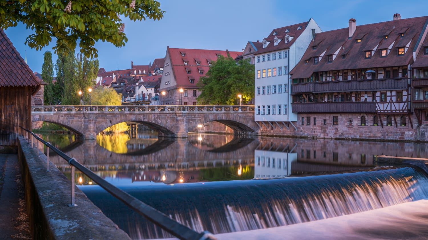 Maxbrücke in Nürnberg in der Dämmerung