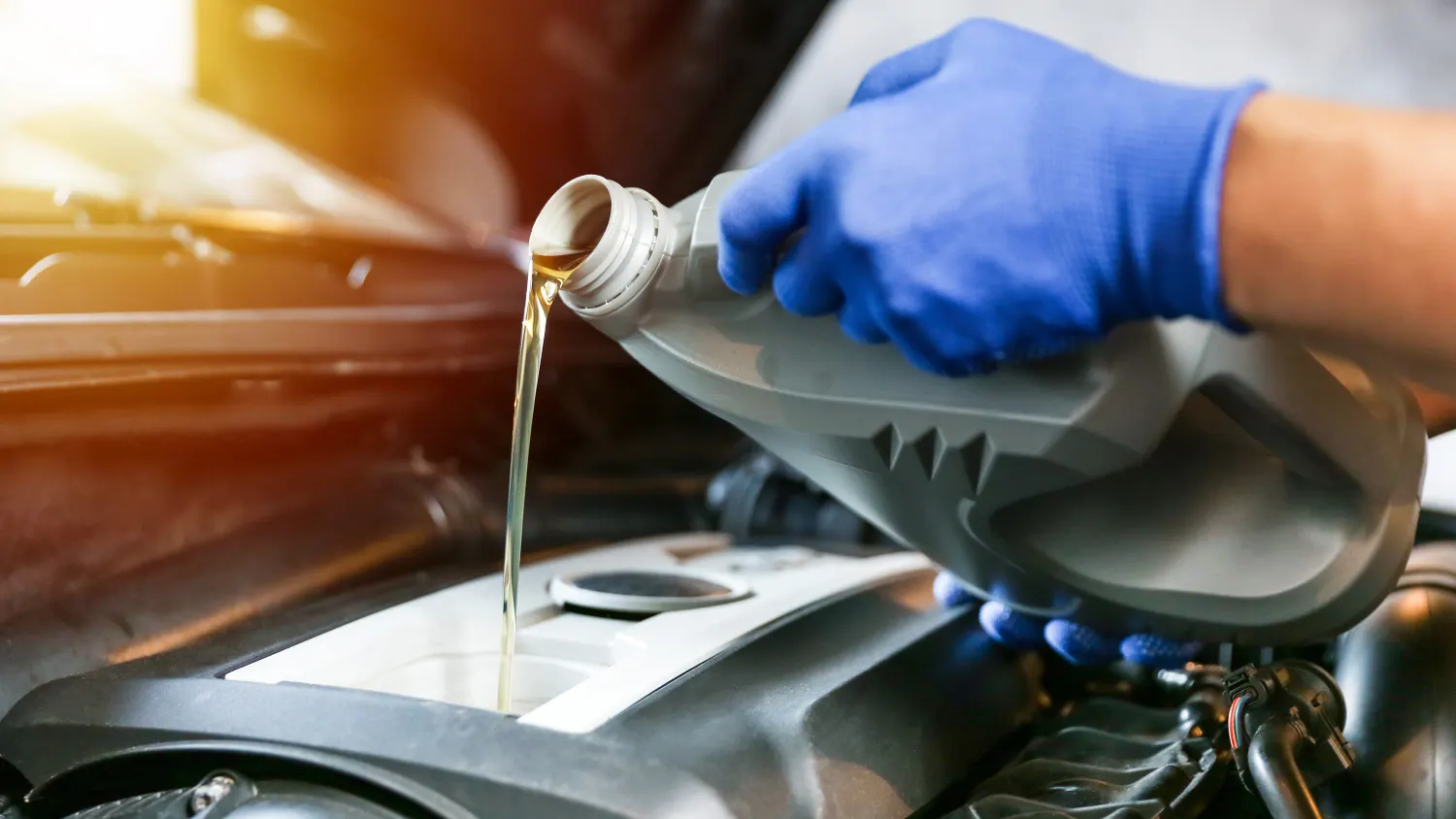 Auto-Öl nachfüllen - darauf sollten Sie achten - CHIP