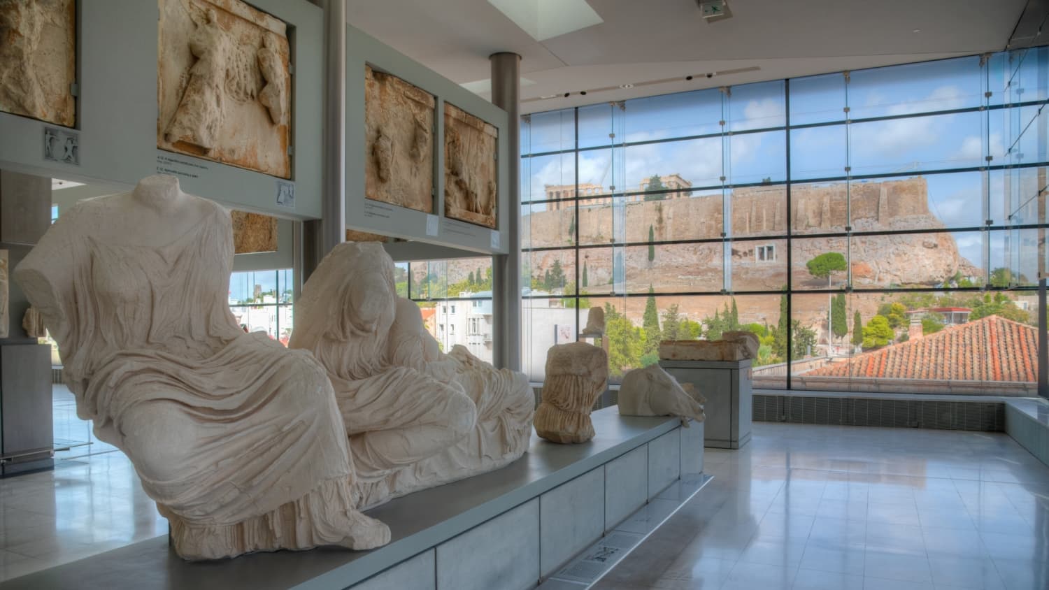 Im Akropolismuseum in Athen mit Blick nach draussen auf die Akropolis