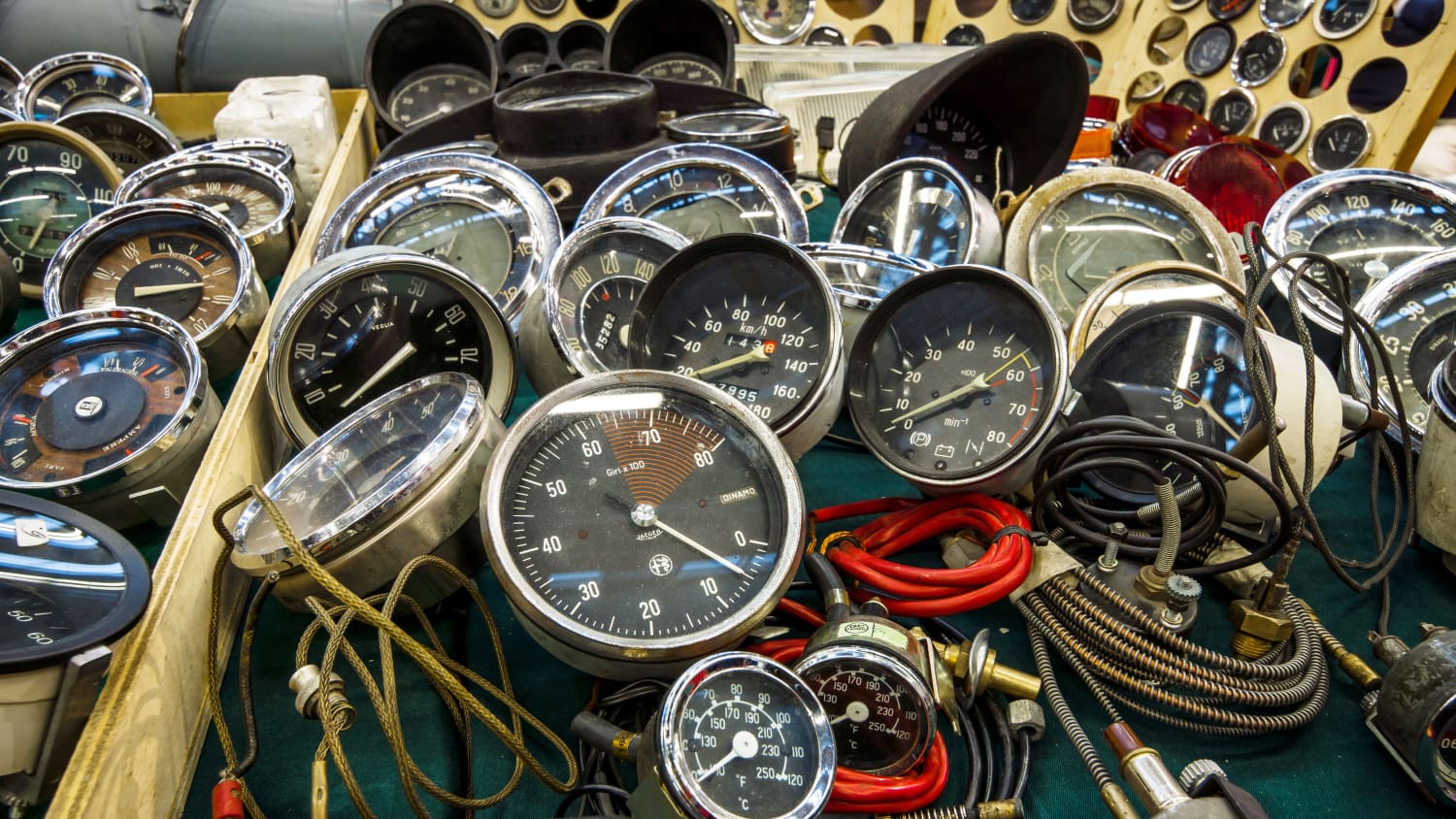Verkaufstisch für Oldtimer-Ersatzteile auf einer Messe