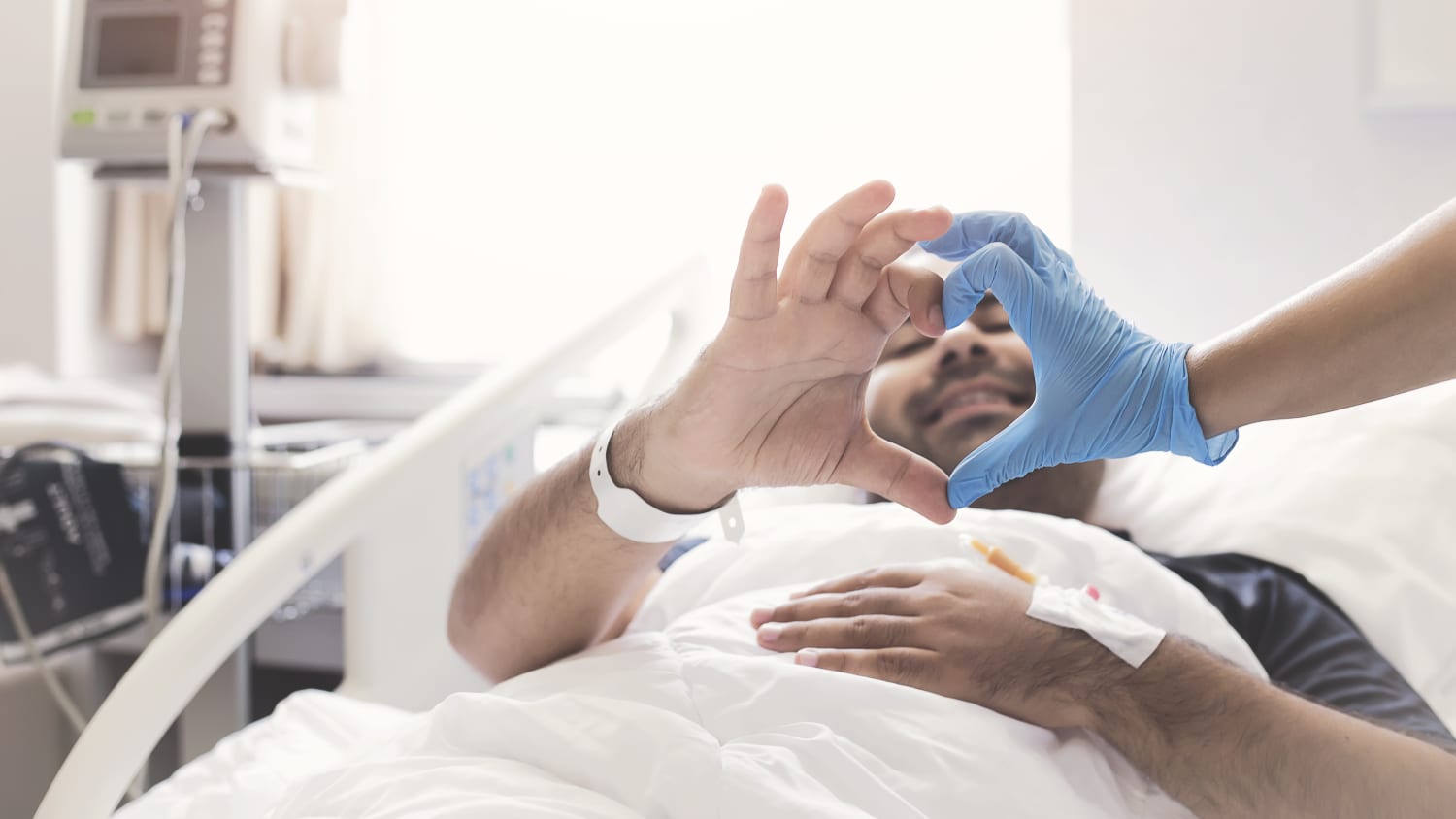 Ein mann liegt im Krankenhaus in einem Krankenbett und wartet auf ein Spenderherz