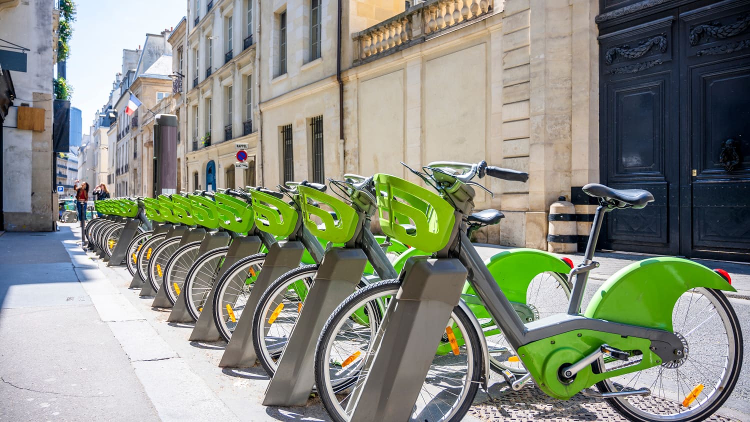 Grüne Fahrräder mit Hemd stehen zum Ausleihen in der Pariser Altstadt zur Verfügung