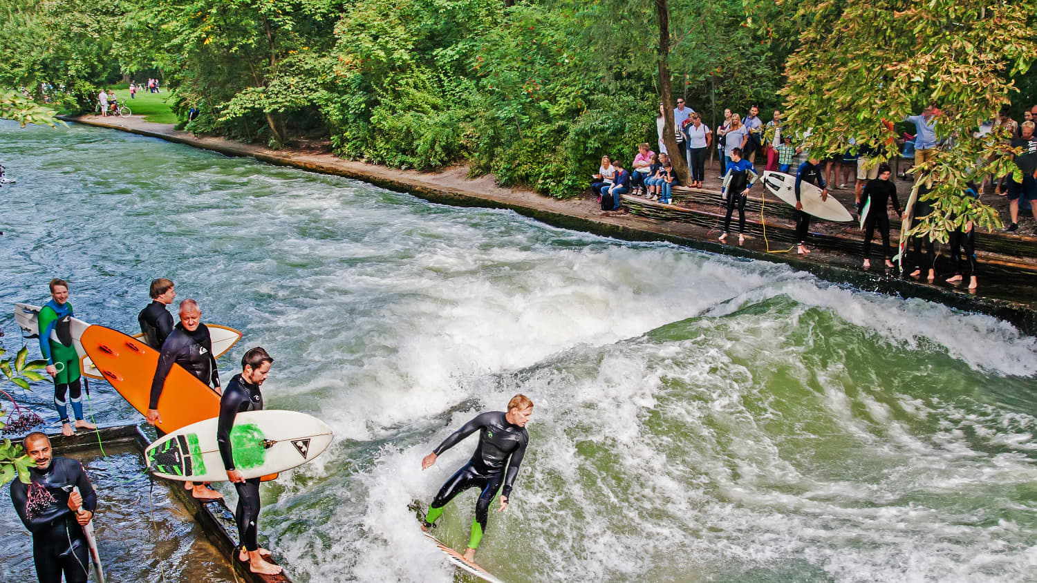 Surfer auf dem Eisbach im Englischen Garten in München