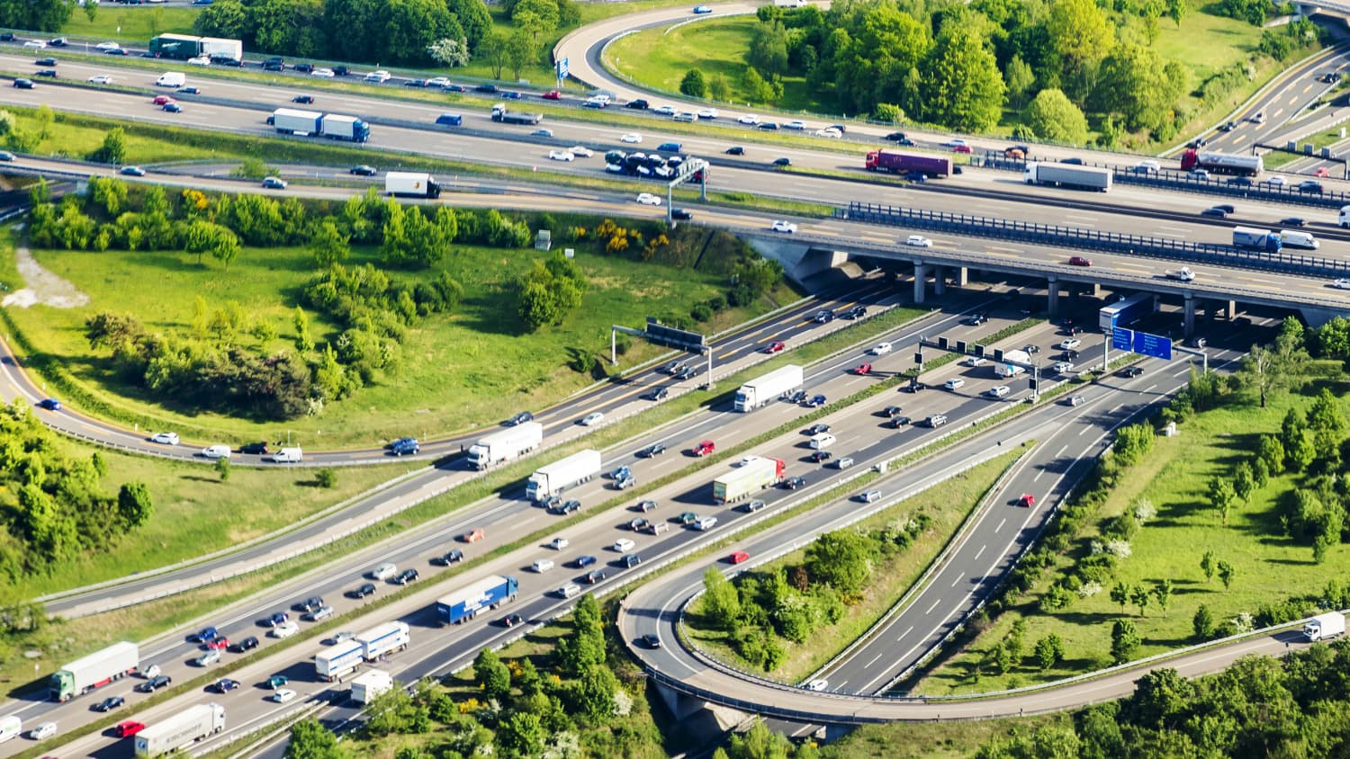 Autobahn Deutschland im Frühjahr Sommer Autobahnkreuz Frankfurt