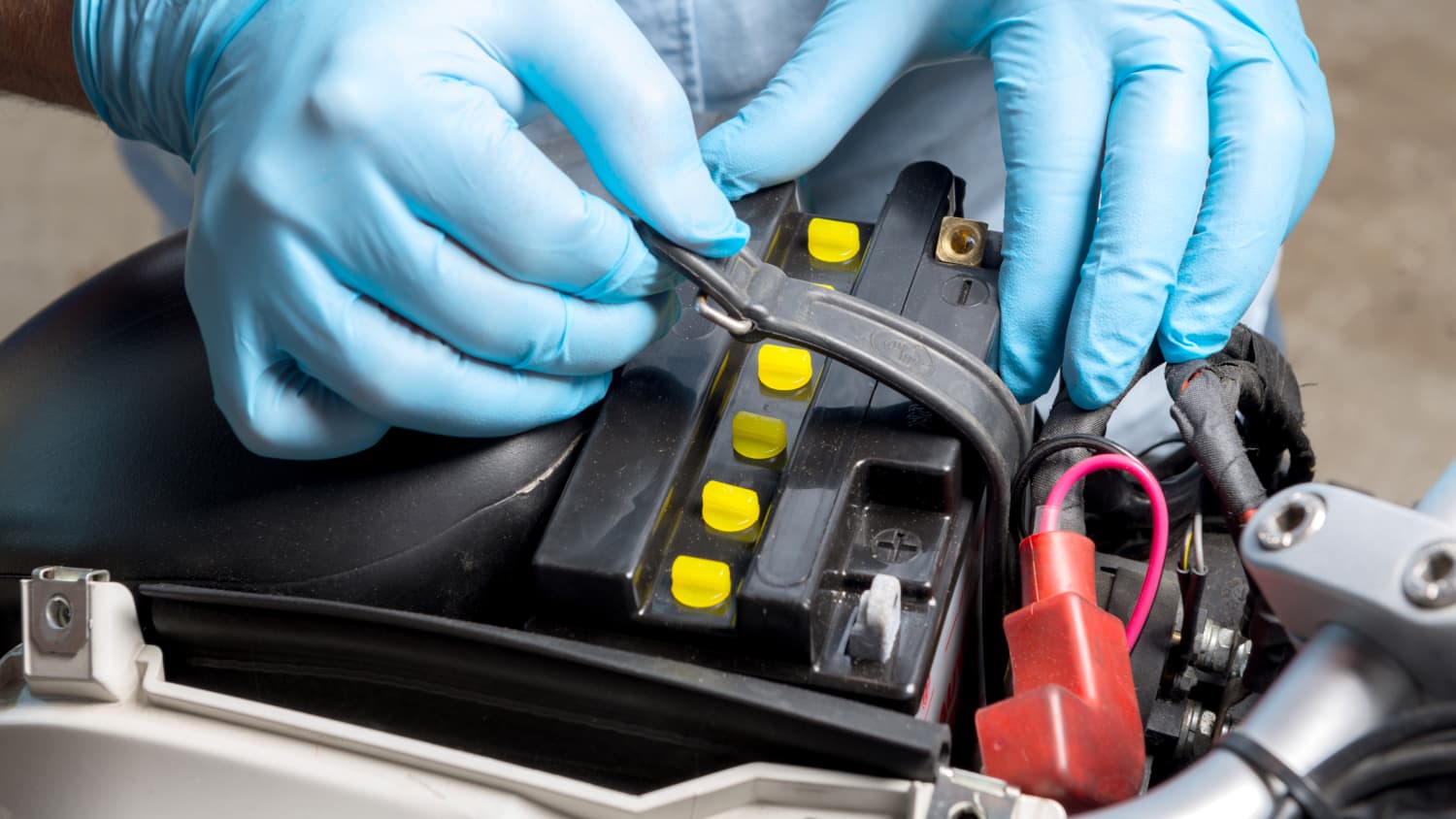 Motorradbatterie wird ausgetauscht