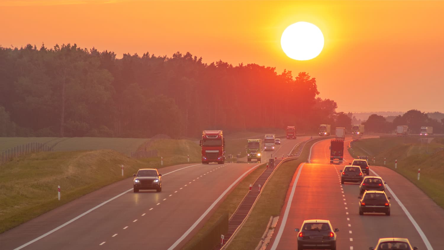 Autos fahren auf einer Autobahn in Polen