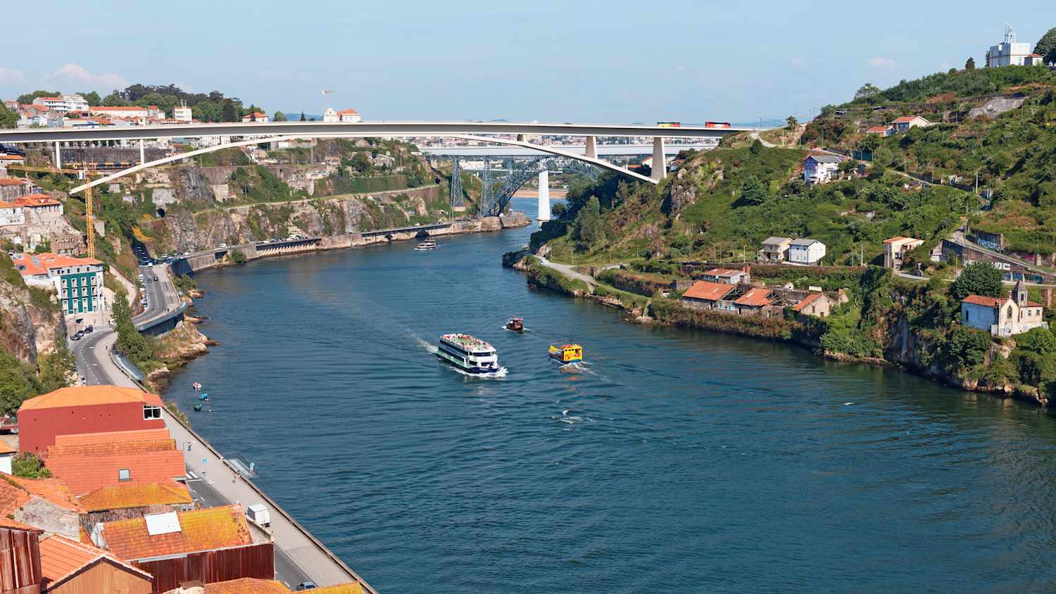 Boote auf dem Douro Fluss in Porto