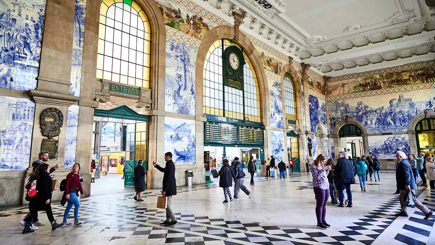 Bahnhof von Sao Bento mit blauen Fliesen