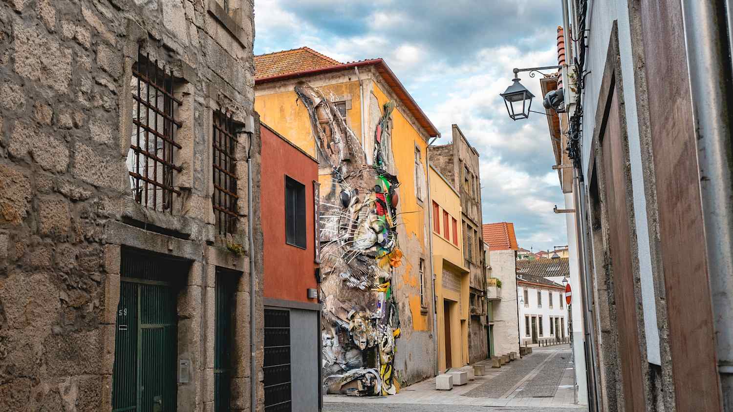 Street Art half Rabbit in der Vila Nova Straße in Portugal