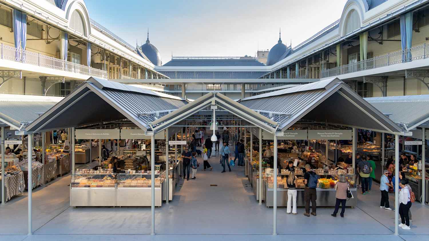 Blick auf den Mercado de Bolhao in Porto