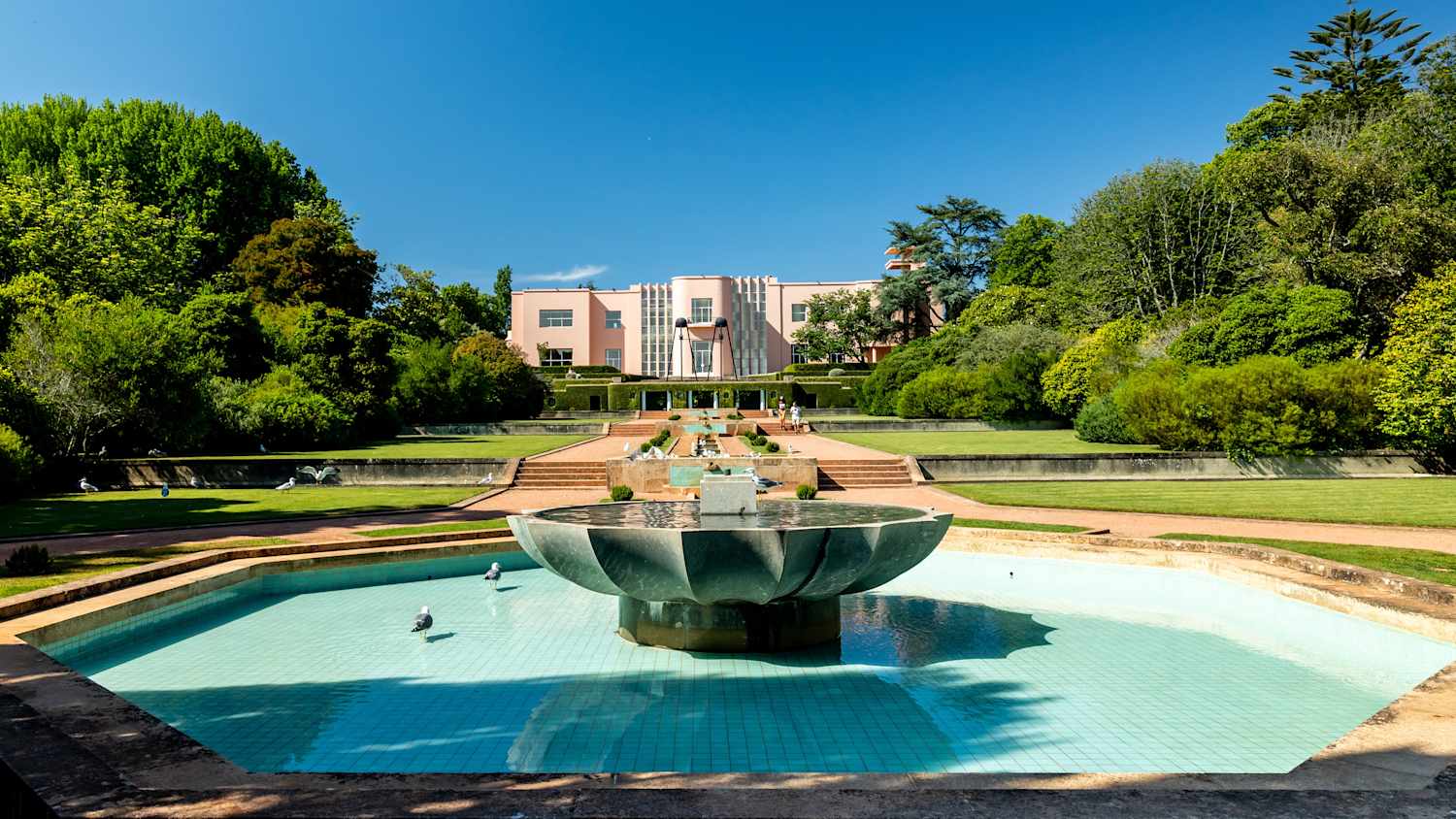 Brunnen und Gebäude im Park von Serralves