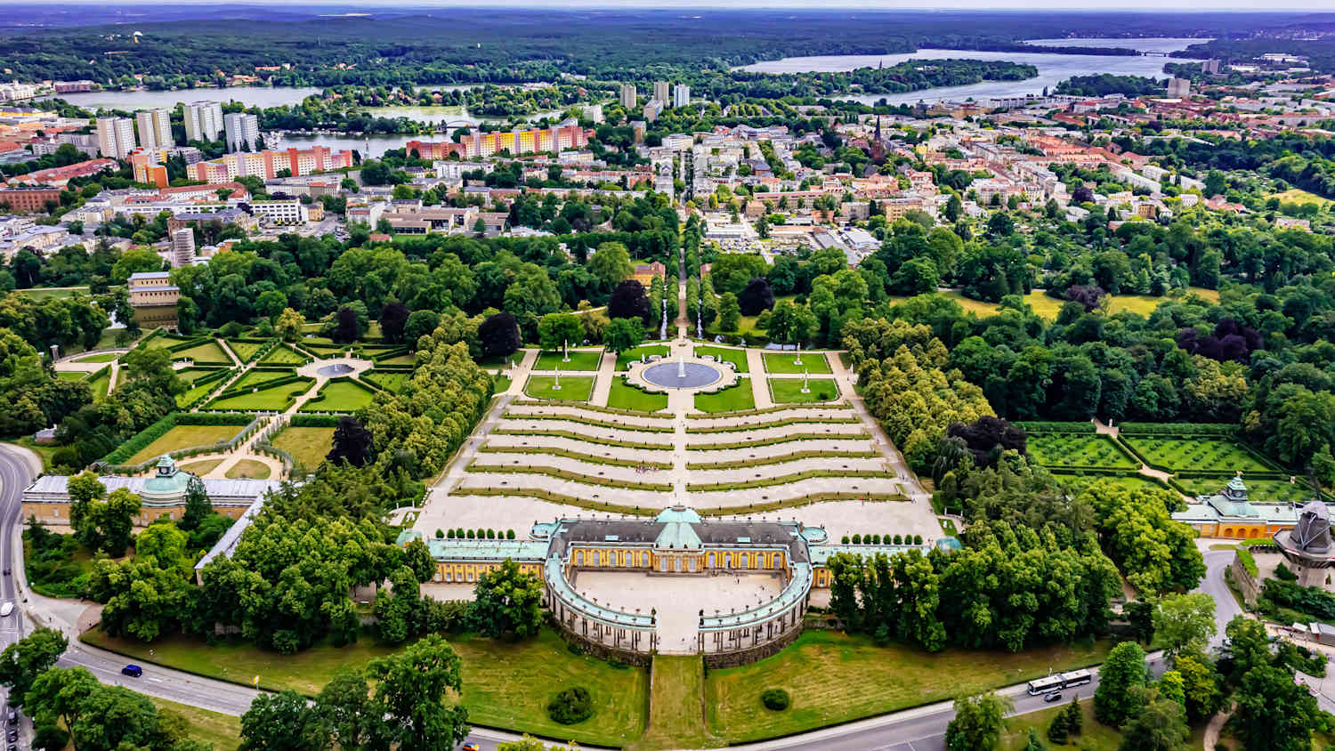 Luftbild der Stadt Potsdam mit Schloss Sanssouci