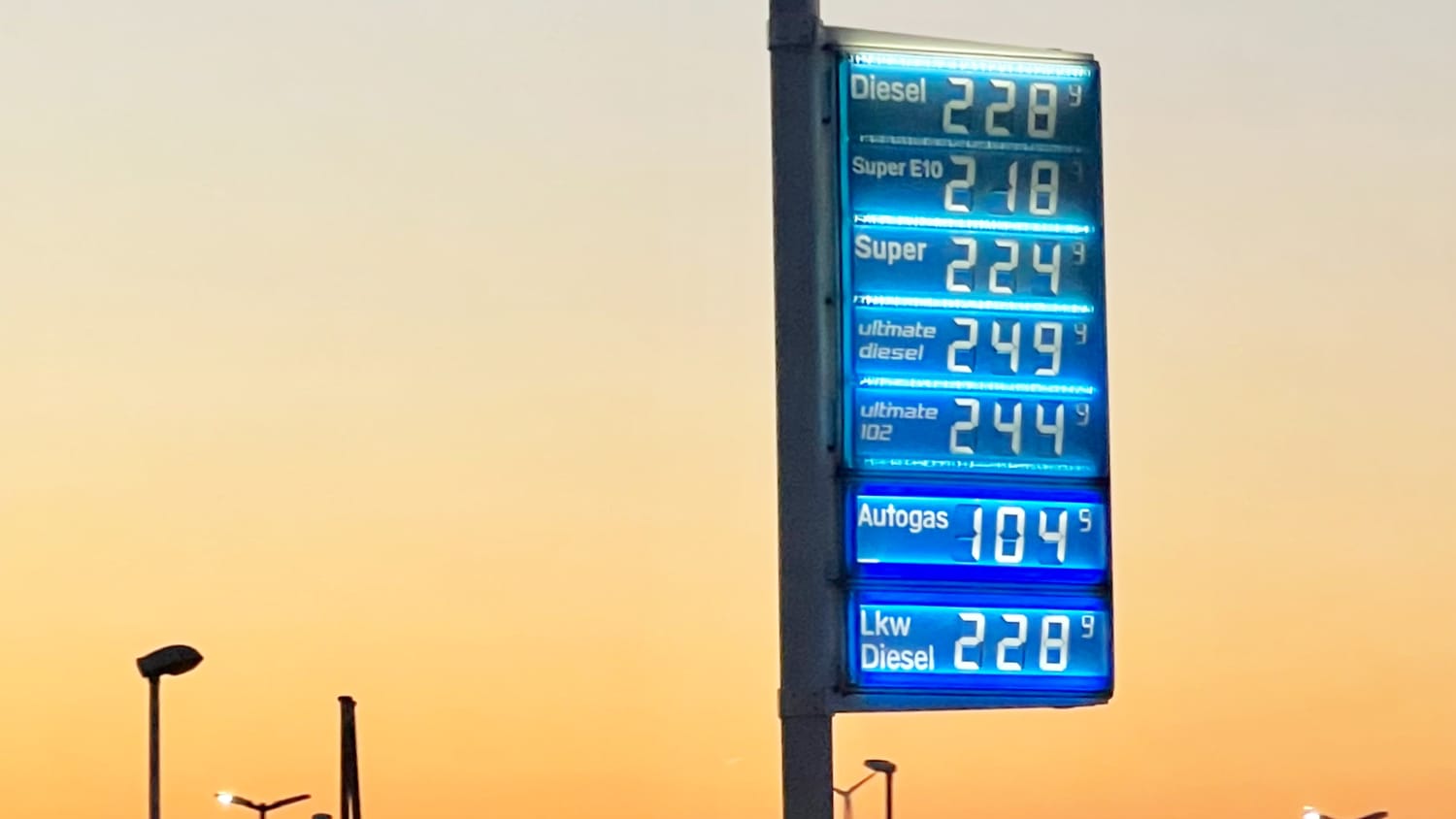 Die Preistafel einer Tankstelle mit Abendhimmel
