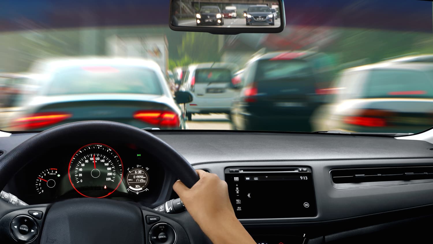 Autofahrer fährt dicht auf und bremst