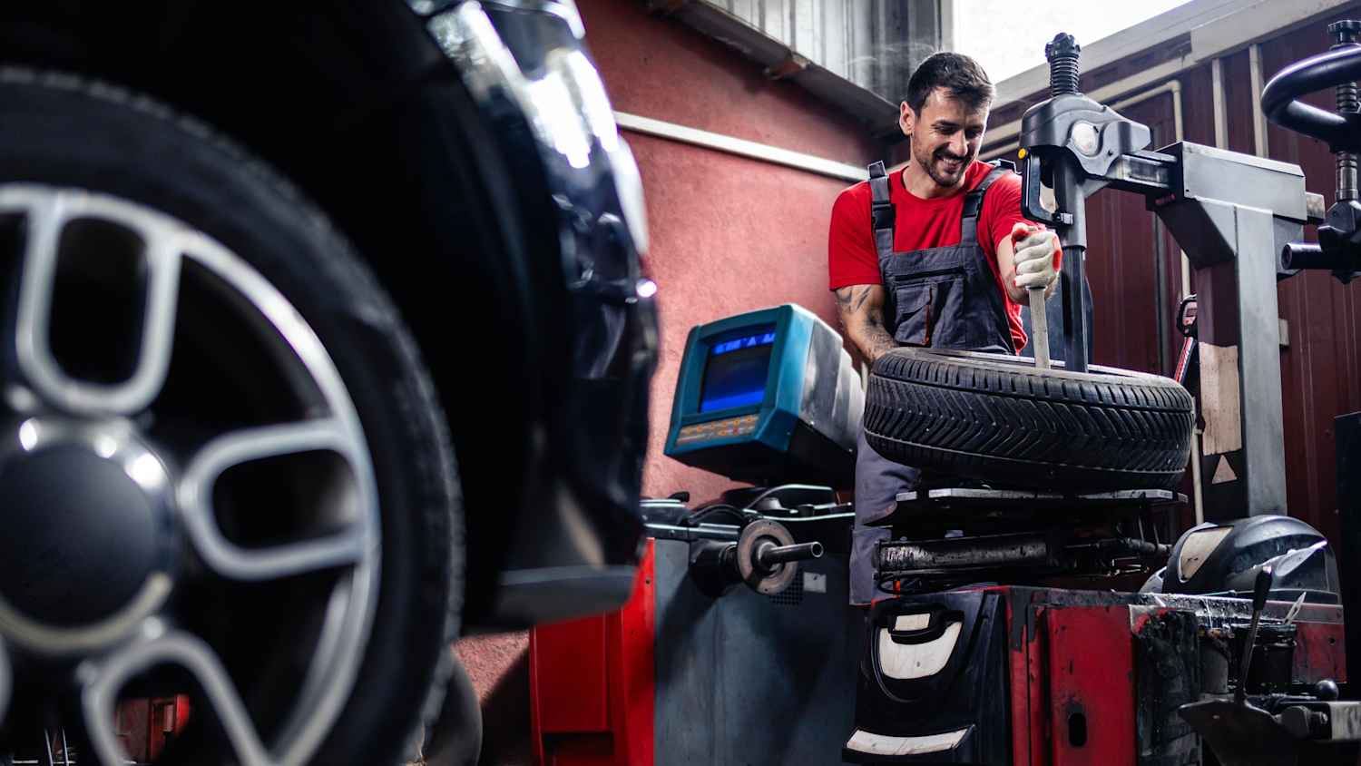 Ein Mechaniker in seiner werkstatt der Räder vor dem Wechsel auseuchtet