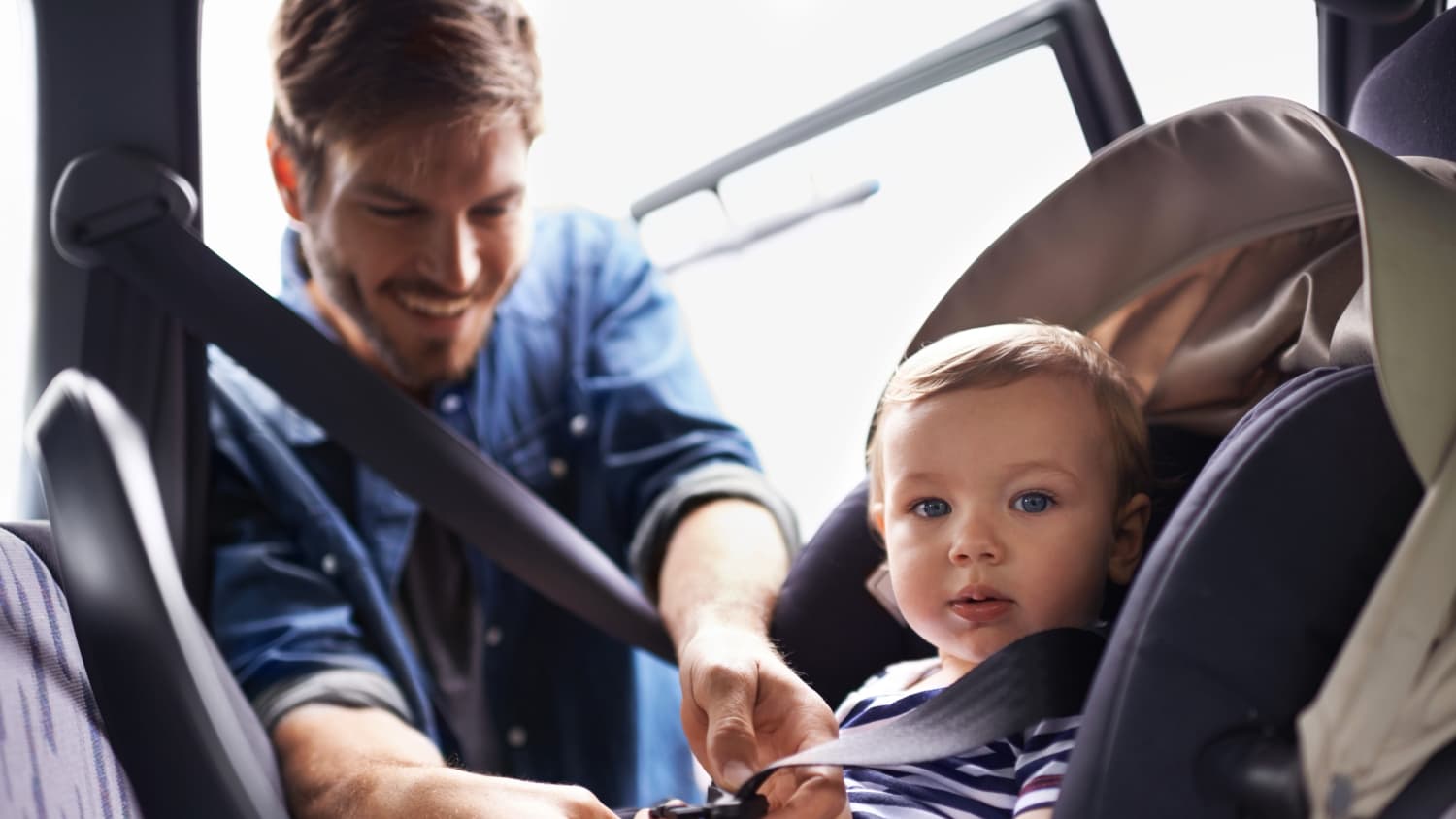 Babys im Auto: Der Kindersitz und 10 Tipps für eine ruhige(re