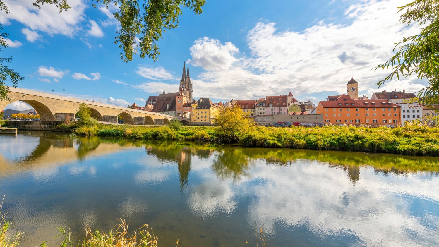 Blick auf die Stadt Regensburg und die Steinerne Brücke