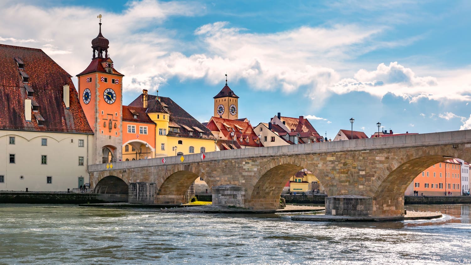 Blick auf die Steinerne Brücke in Regensburg