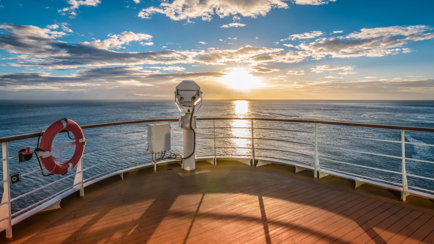 An Deck eines Kreuzfahrtschiffs bei Sonnenuntergang