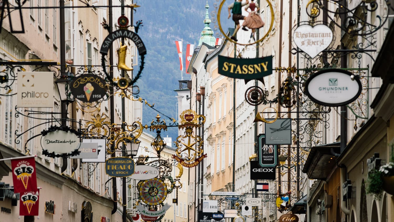 Blick auf die vielen historischen Aushängeschilder der Geschäfte in der Getreidegasse in Salzburg
