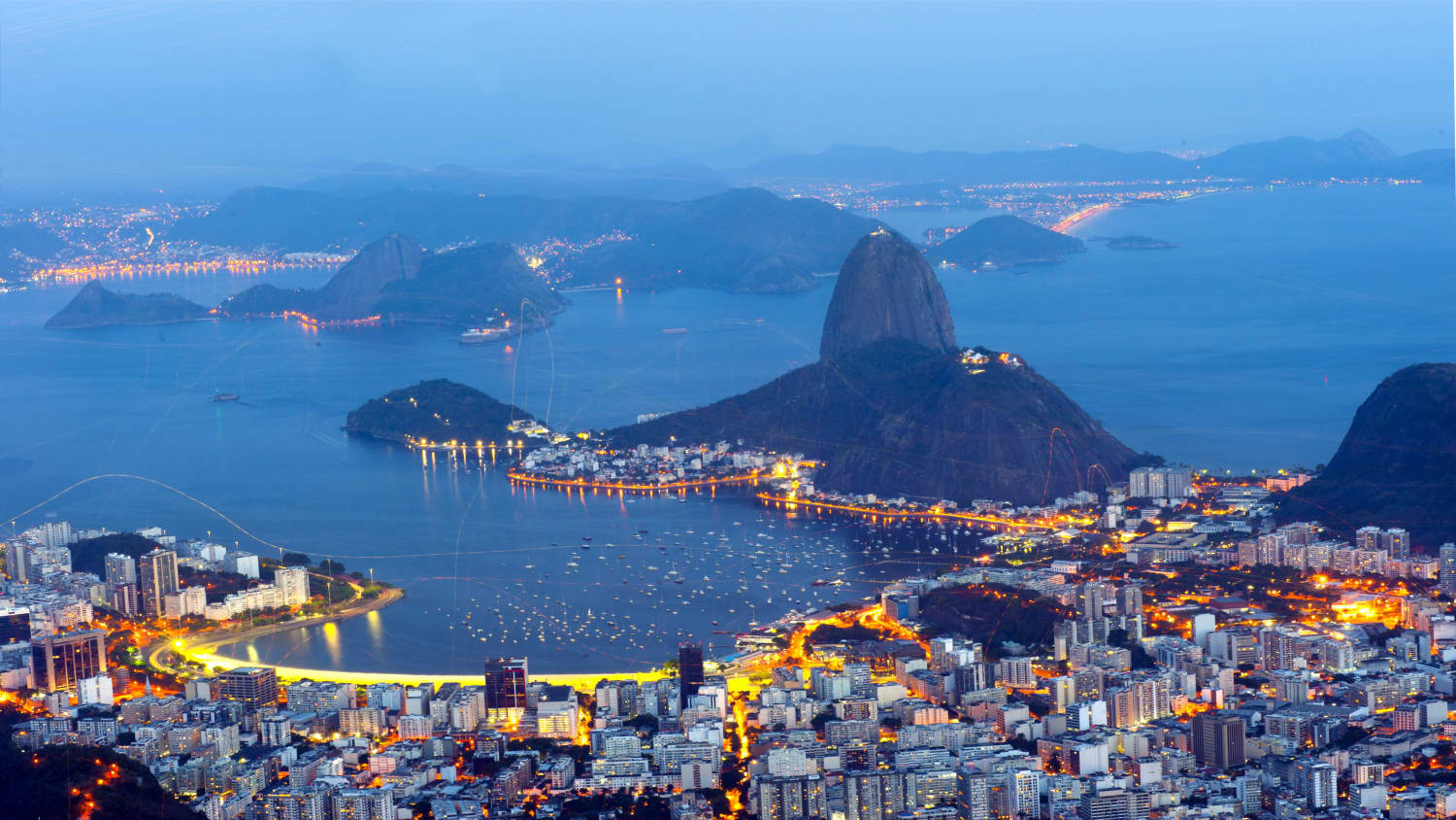 Ein traumhafter Blick auf die Stadt Rio de Janeiro bei Nacht
