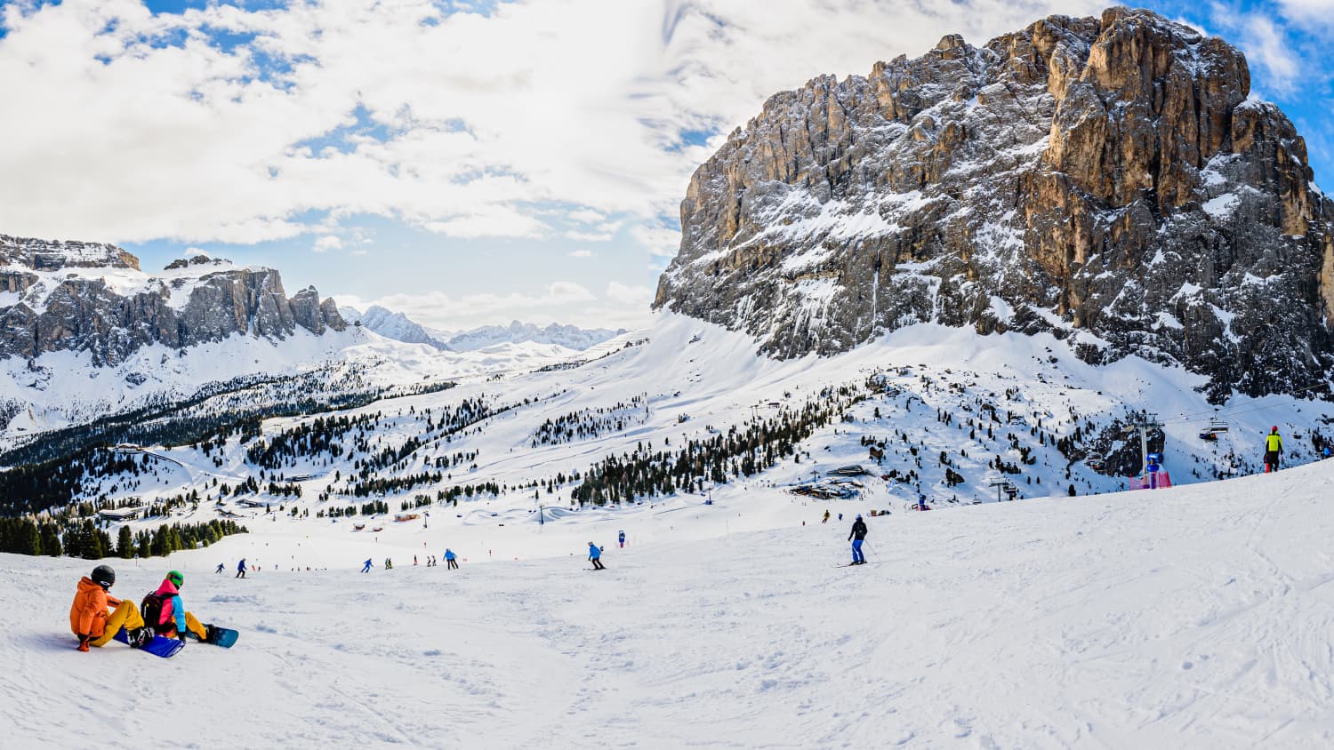 Skifahrer in Südtirol an der Sellaronda. Es geht rund um die Sellagruppe in Norditalien. Sie liegt zwischen den vier ladinischen Tälern Badia, Gherdeina, Fascia und Fodom.
