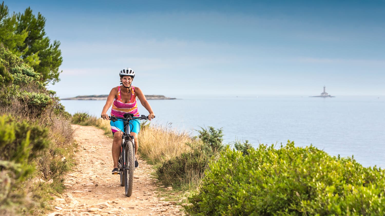 Radfahrerin an der Küste von Kroatien