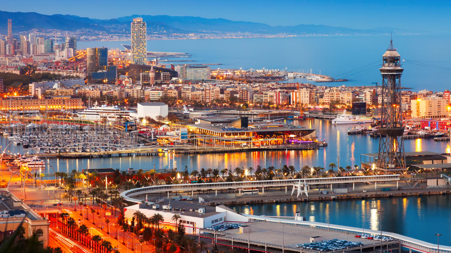 Blick auf Barcelona über den Hafen und Küstenstreifen am Abend