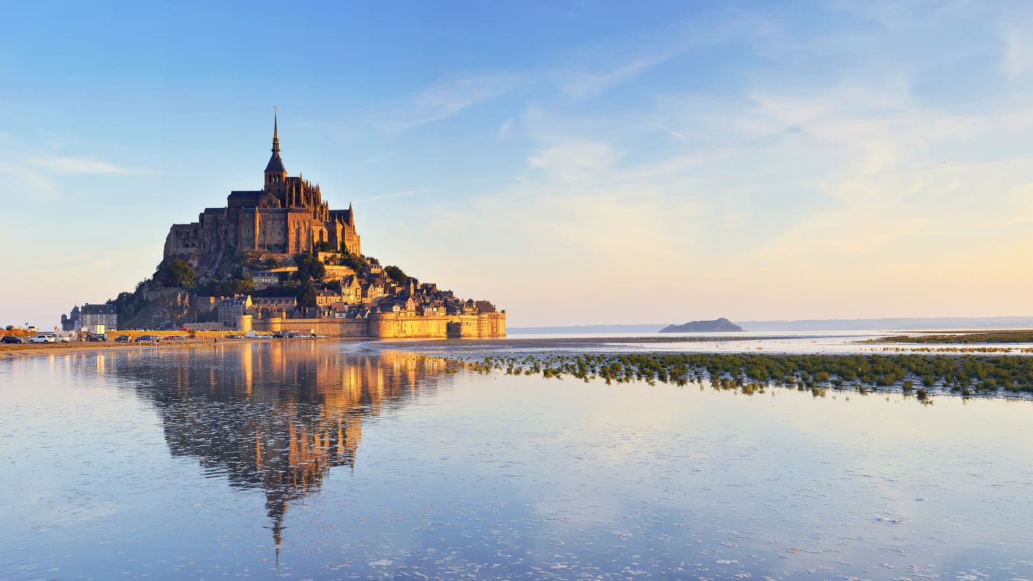 Der Mont Saint Michel in Frankreich im Sonnenuntergang