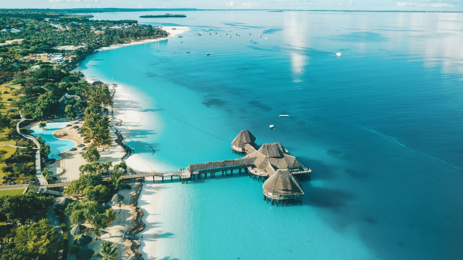 Panoramablick aus der Luft über den tropischen Strand von Sansibar