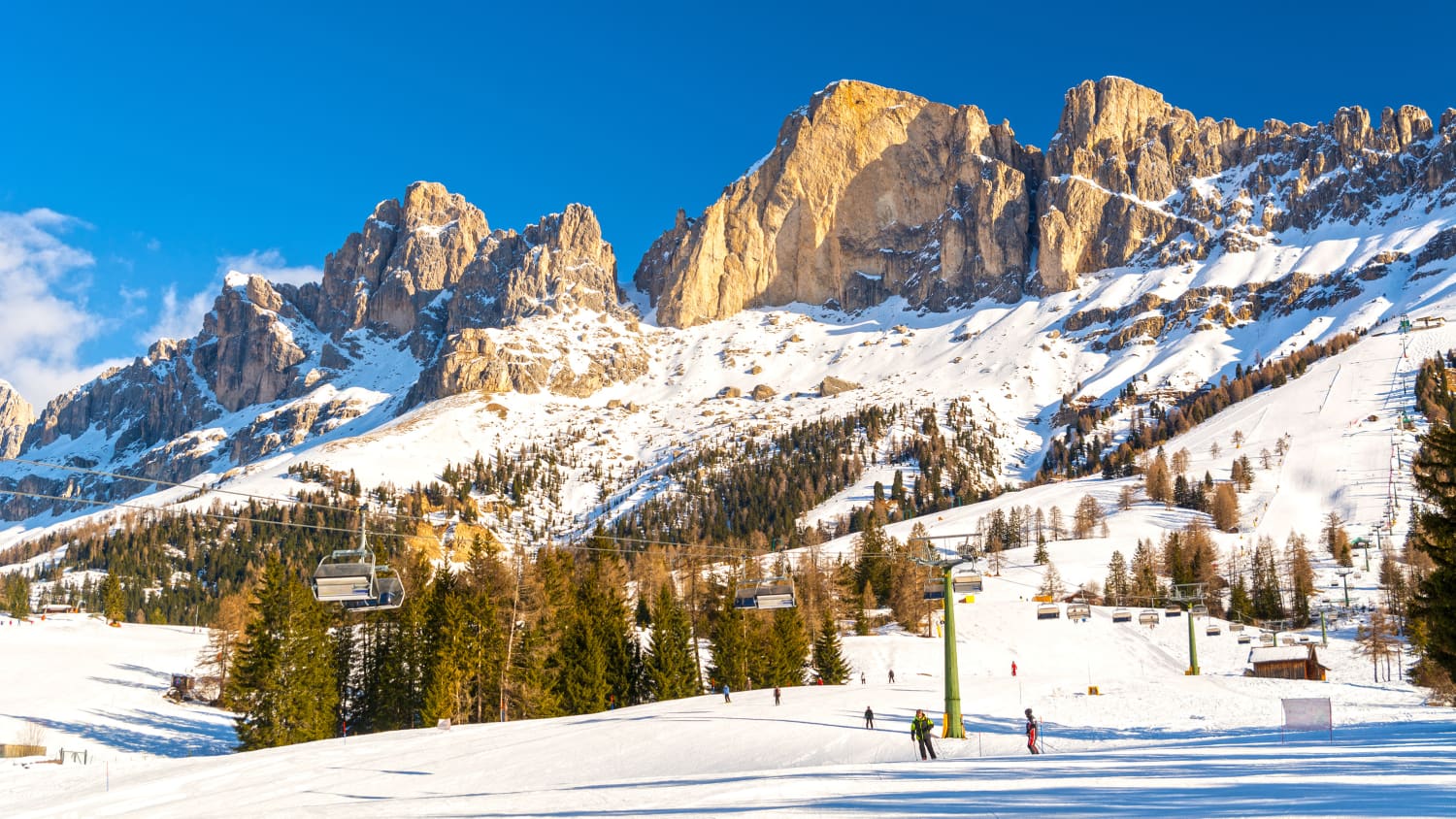 Skipiste in Carezza an einem sonnigen Tag