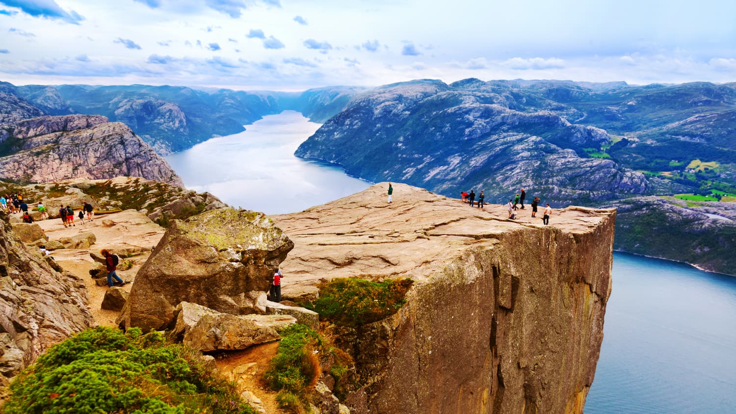 Preikestolen oder Prekestolen ist eine natürliche Felsplattform in Ryfylke in der norwegischen Provinz Rogaland