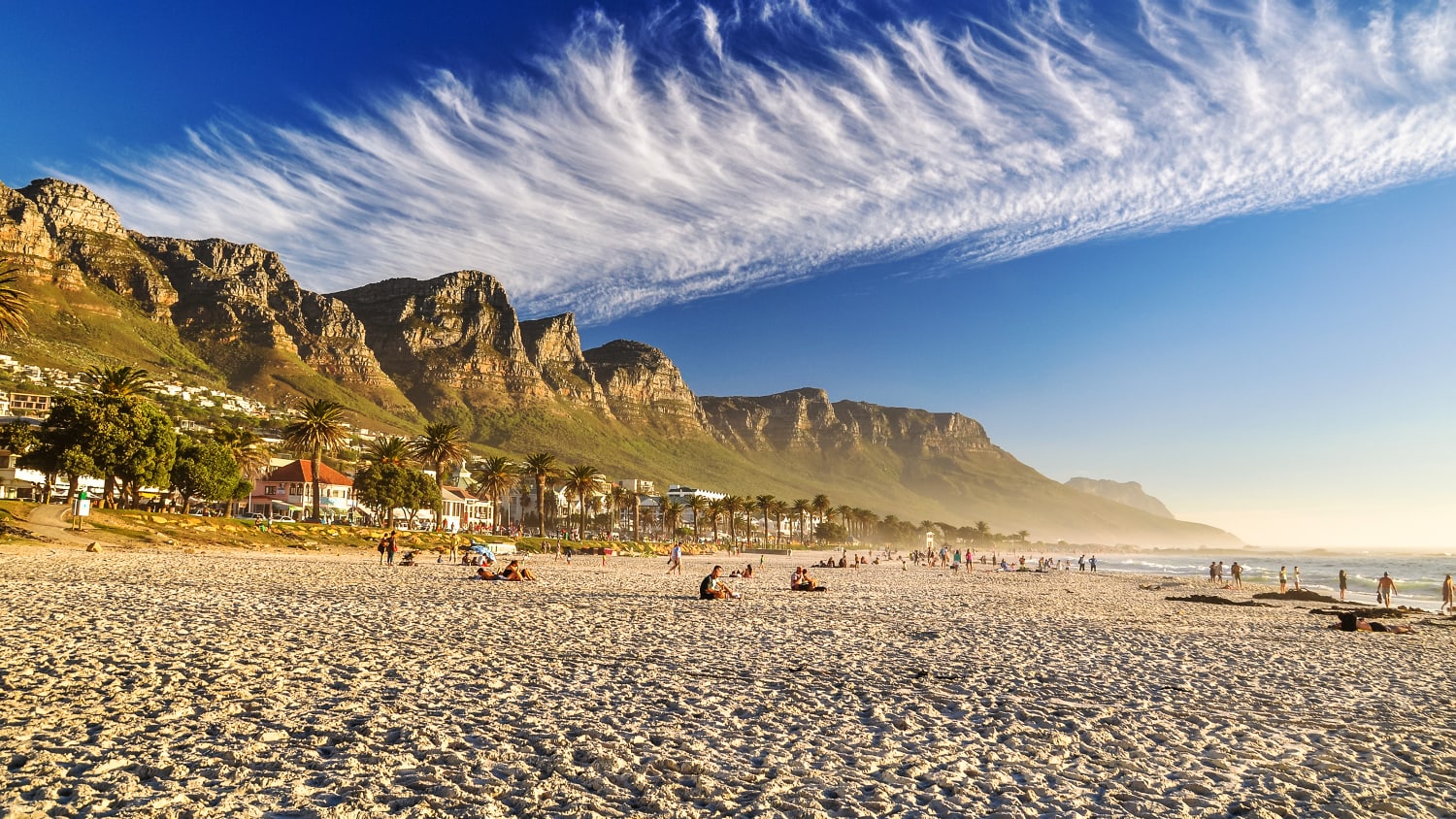 Strand in Südafrika mit den Bergen der 12 Apostel im Hintergrund