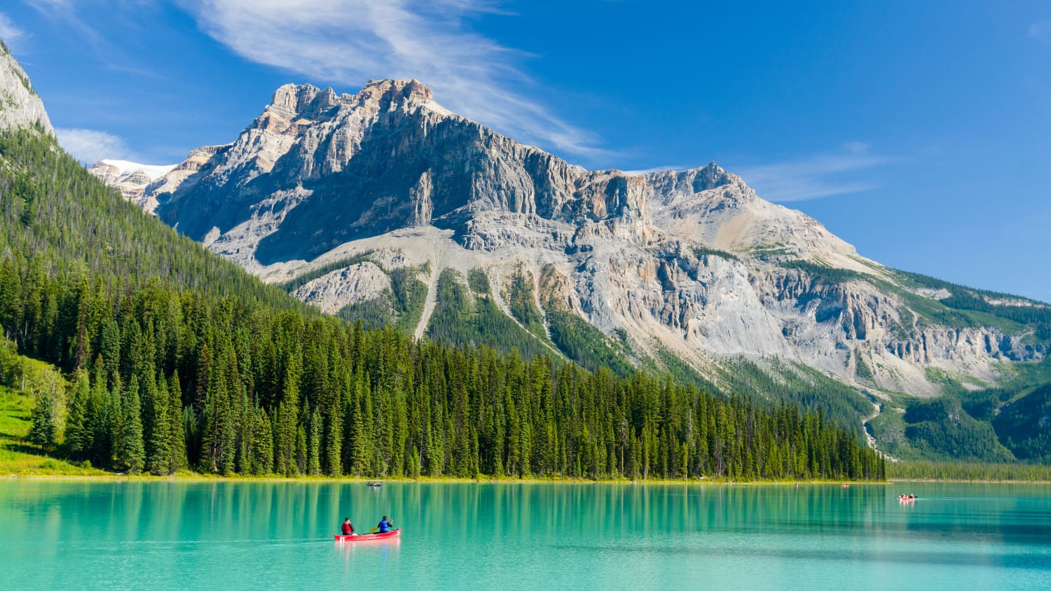 Ein Boot auf dem smaragdgrünen Emerald Lake im Yoho Nationalpark Canada