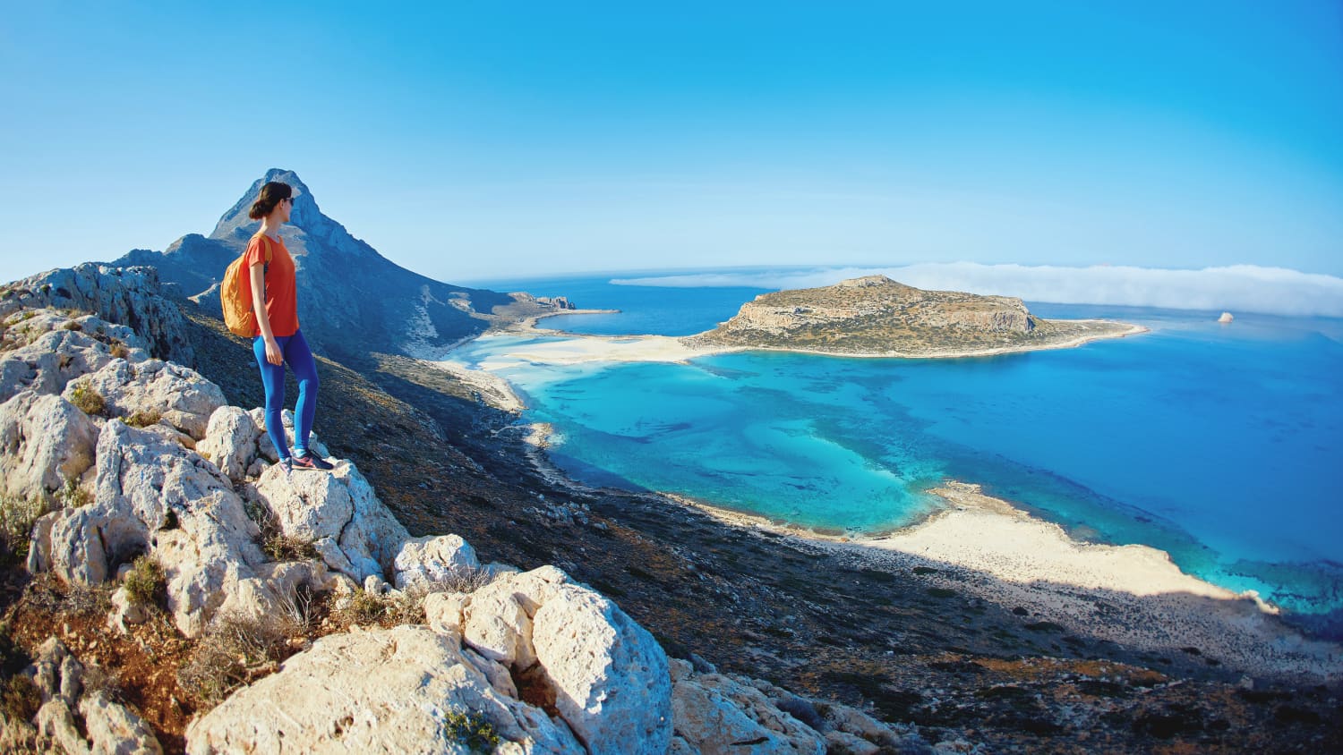 Eine Wanderin blickt in die Balos Bucht auf Kreta
