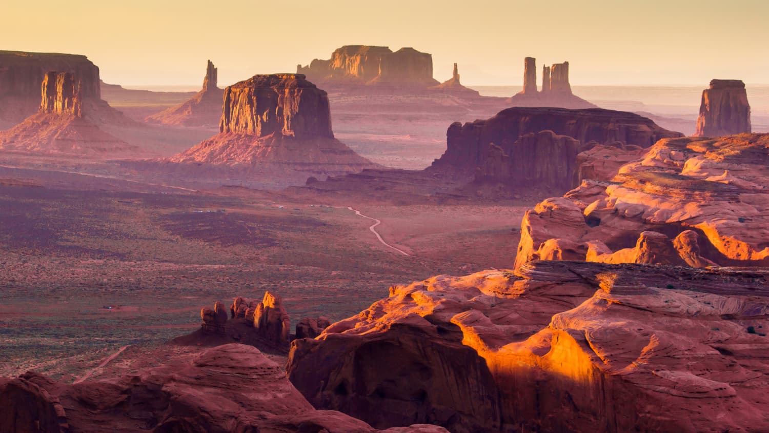 Das Monument Valley im Sonnenaufgang im Colorado Plateau
