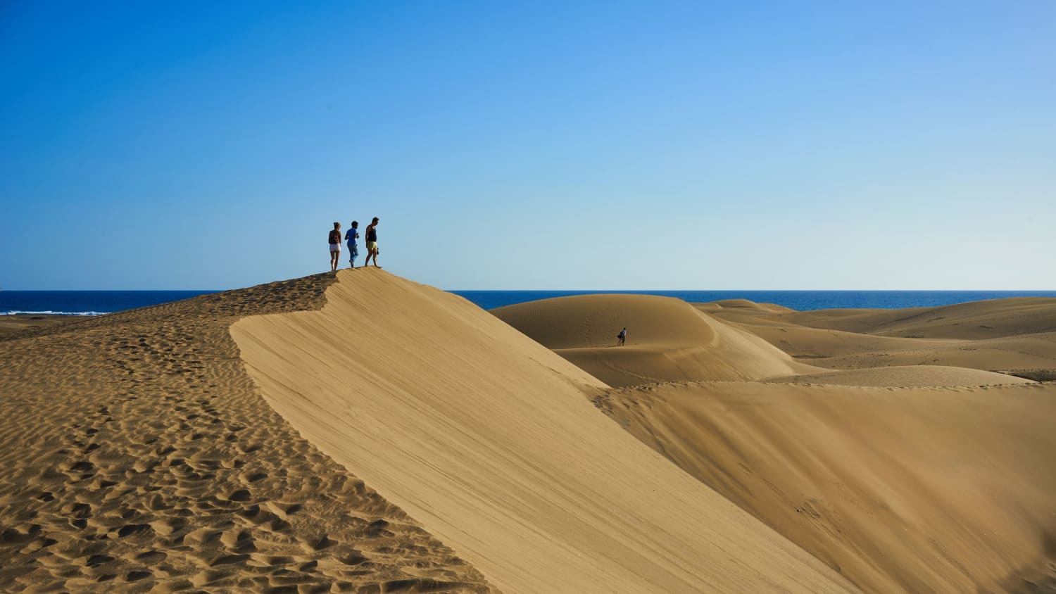 Wanderer in Gran Canaria auf Dünen