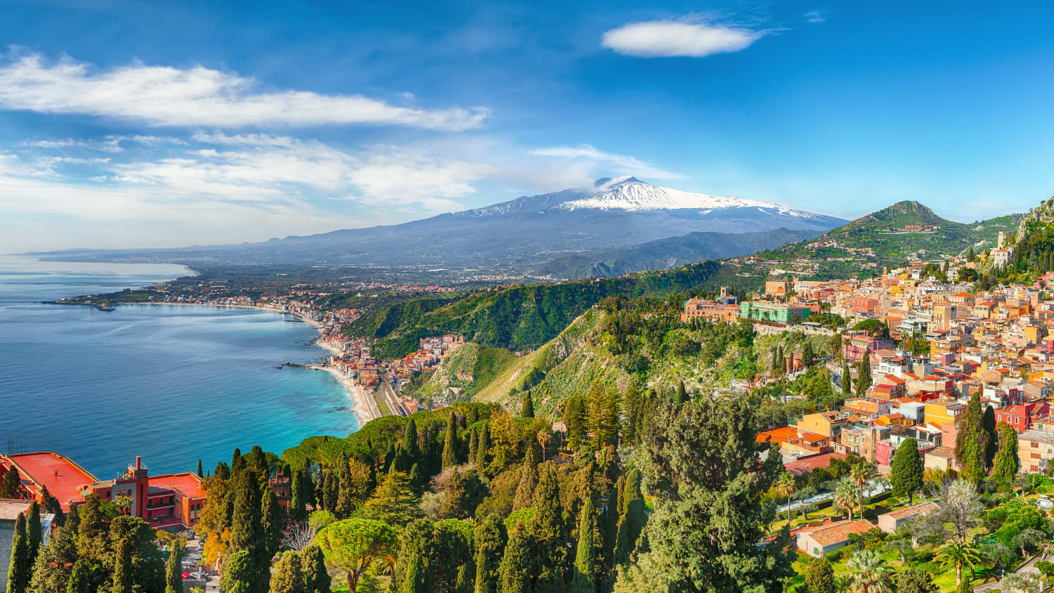 Blick über Taormina mit dem Ätna im Hintergrund