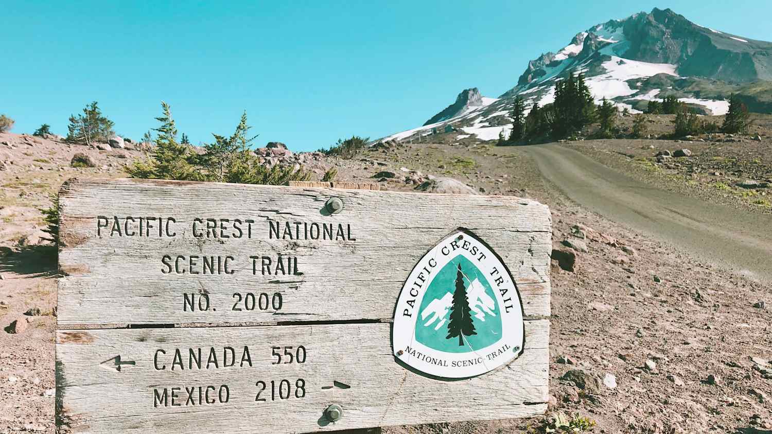 Ein Schild des Pacific Crest National Scenic Trail