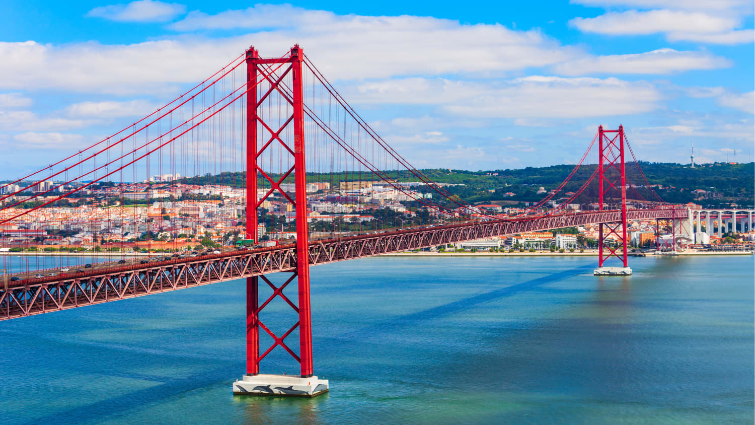 Drohnenfoto der 25 De Abril Bridge verbindet Lissabon mit Almada über den Fluss Tejo