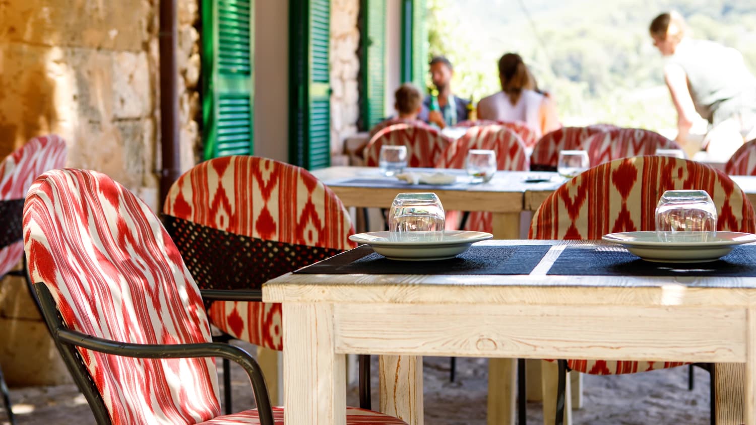 Ein leerer Tisch in einem spanischen Restaurant auf Mallorca